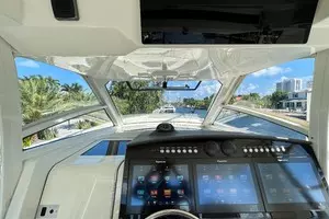 2016 Boston Whaler 420 Outrage thumbnail 8