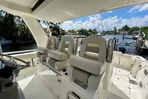 2016 Boston Whaler 420 Outrage thumbnail 7