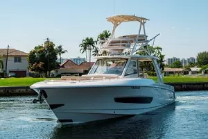 2016 Boston Whaler 420 Outrage thumbnail 1