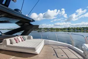 2019 Sunseeker 86 Yacht thumbnail 15