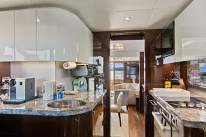 2019 Sunseeker 86 Yacht thumbnail 32