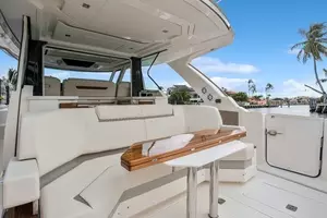 2022 Tiara Yachts thumbnail 17