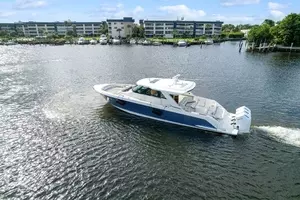 2022 Tiara Yachts thumbnail 4