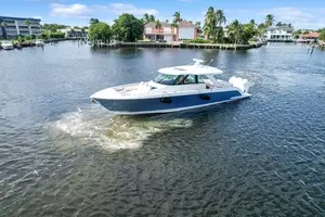 2022 Tiara Yachts thumbnail 3