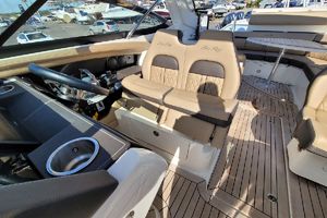 Photo 2252684 for 2018 Sea Ray SLX 350 KNOTTY GIRL 