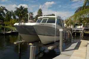 World Cat 320 DC - Exterior Profile