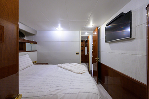 Lazzara 94 SUZANNE - Mid Starboard Stateroom