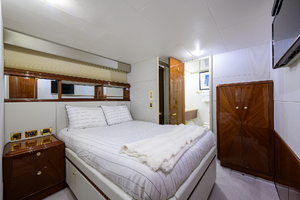 Lazzara 94 SUZANNE - Port Guest Stateroom