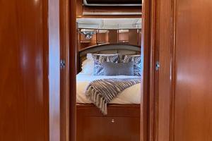 Horizon 73 ABU - Companionway