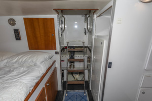 Queenship 64 - Bonkers - Crew Stateroom