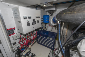 Queenship 64 - Bonkers - Engine Room