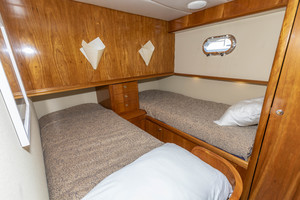 Queenship 64 - Bonkers - Guest Stateroom