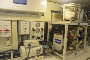 Viking 48 - Fins Up -engine room