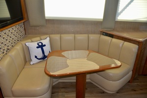Viking 48 -Fins Up-dinette