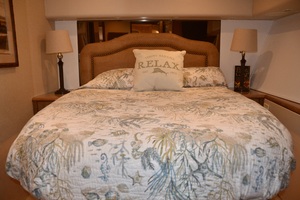 Viking 48 -Fins Up-master stateroom