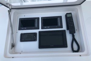 Viking 48 - Fins Up -electronics