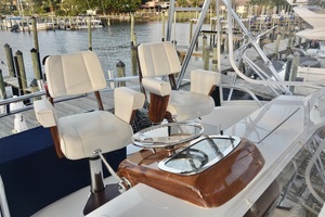 Viking 48 - Fins Up -helmseats