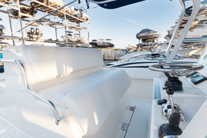 SeaVee 39 - Sobre Las Olas - Helm Bench Seat