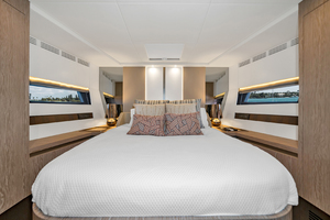 Azimut 60 - Why Knot - VIP Stateroom