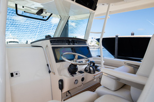 Boston Whaler 38 - Helm