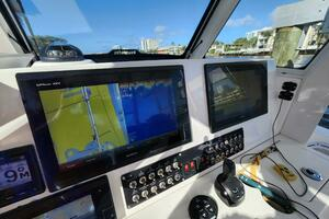 2019 Everglades 355 CC thumbnail 15