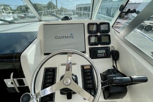2009 Pursuit Offshore 255 - helm
