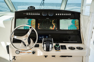 Boston Whaler 42 - Lady G - Helm