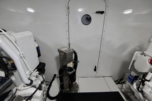 Whiticar 77 - Kings Blue - engine room