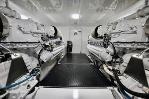 Whiticar 77 - Kings Blue - engine room