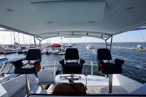Whiticar 77 - Kings Blue - helm seating