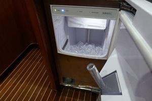 Whiticar 77 - Kings Blue - ice maker