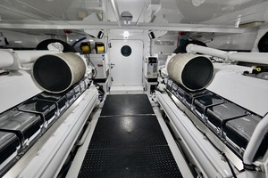 Whiticar 77 - Kings Blue - engine room
