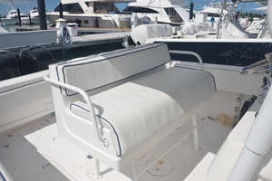Intrepid 30 CC-Helmseat