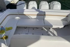 2019 Intrepid 475 Sport Yacht thumbnail 7