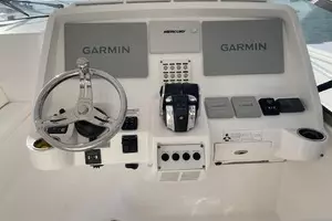 2019 Intrepid 475 Sport Yacht thumbnail 10