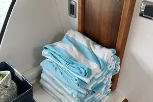 2019 Intrepid 475 Sport Yacht thumbnail 16