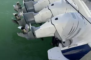 2019 Intrepid 475 Sport Yacht thumbnail 6