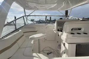 2019 Intrepid 475 Sport Yacht thumbnail 9