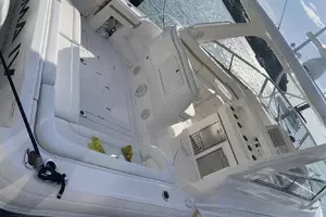2019 Intrepid 475 Sport Yacht thumbnail 8