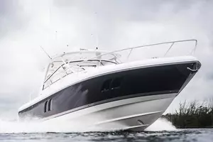 2019 Intrepid 475 Sport Yacht thumbnail 3