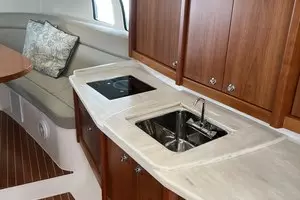 2019 Intrepid 475 Sport Yacht thumbnail 19