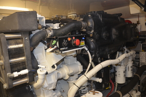 2015 Hatteras 45 Express - Engine Room
