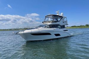 Photo 3328357 for 2017 Sea Ray 460 Fly  