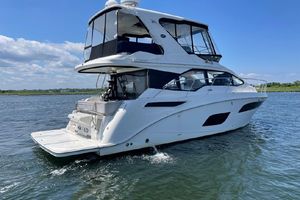 Photo 3328355 for 2017 Sea Ray 460 Fly  