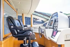 2005 Pershing 76 Motor Yacht thumbnail 9