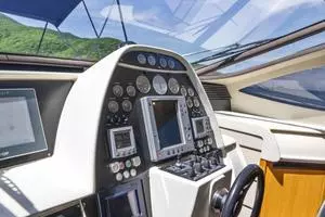 2005 Pershing 76 Motor Yacht thumbnail 12