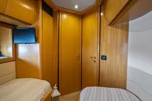 2005 Pershing 76 Motor Yacht thumbnail 29