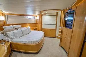 2005 Pershing 76 Motor Yacht thumbnail 18