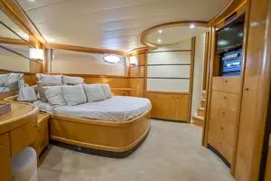 2005 Pershing 76 Motor Yacht thumbnail 17