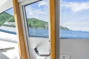 2005 Pershing 76 Motor Yacht thumbnail 13